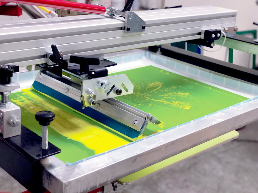 Off Contact Screen Printing for T-Shirts and Garments